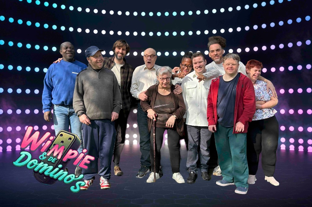 De volledige band van Wimpie & de Domino's op het podium